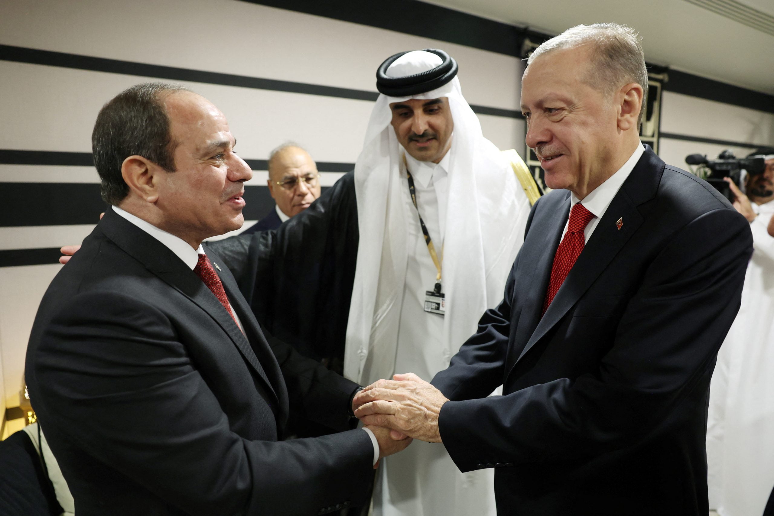 Η χειραψία του Ερντογάν με τον Σίσι μετά από μακρά ρήξη στις σχέσεις Τουρκίας και Αιγύπτου
