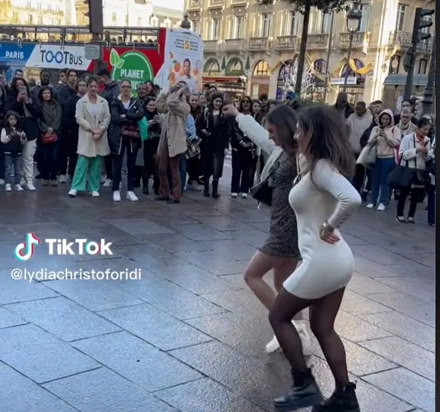 Ελληνίδες χορεύουν Ικαριώτικο στο Παρίσι και γίνονται Viral!