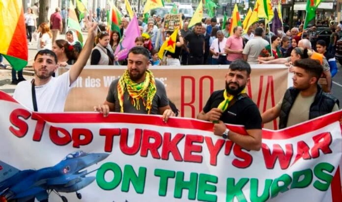 Συρία: Χιλιάδες Κούρδοι διαδήλωσαν στο Καμισλί εναντίον των τουρκικών επιχειρήσεων