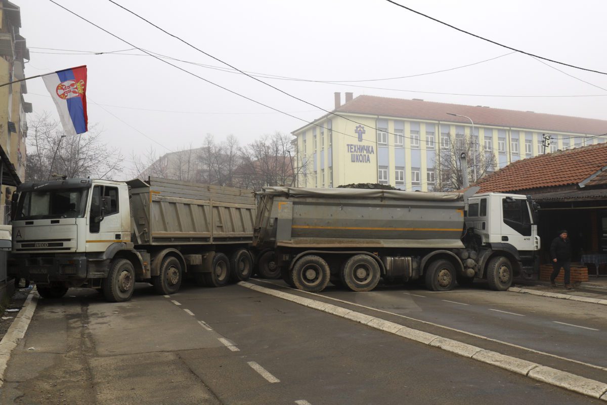 Αποκλιμακώνεται η ένταση στο Κόσοβο; Οι Σέρβοι αποσύρουν τα οδοφράγματα (ΒΙΝΤΕΟ)