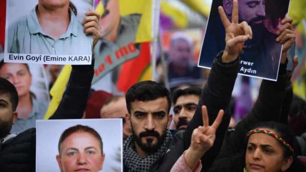 Οι Κούρδοι στο Παρίσι αποχαιρέτησαν τα θύματα της φονικής επίθεσης
