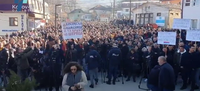 Χιλιάδες Σέρβοι διαμαρτυρήθηκαν στο Κοσσυφοπέδιο