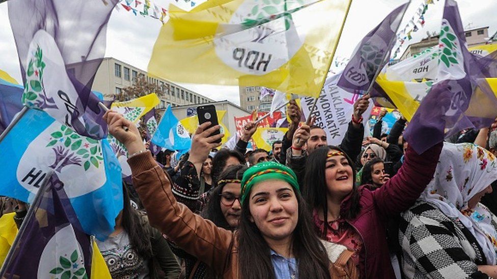 Τουρκικός ναζισμός: Μπλόκαραν τους τραπεζικούς λογαριασμούς του φιλοκουρδικού HDP πριν τις εκλογές