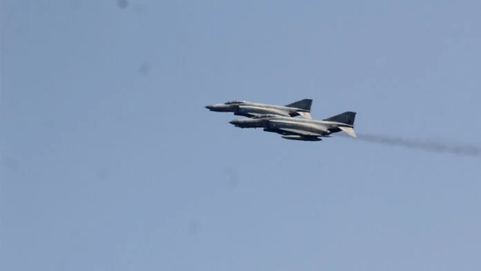 Συνεχίζονται οι έρευνες για τον εντοπισμό του κυβερνήτη του F-4 Phantom