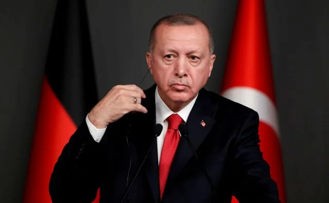 Ενορχηστρωμένο “ντου” της αντιπολίτευσης στον Ερντογάν: «Παραιτήσου, όπως ο Καραμανλής στην Ελλάδα»