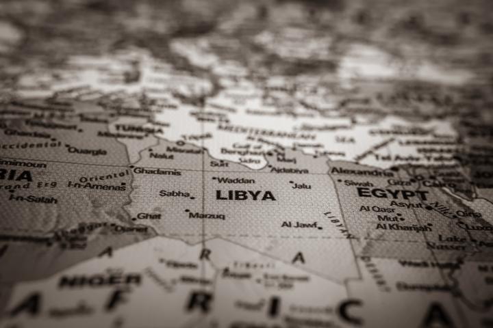 Το στρίμωγμα της Τρίπολης από την Αίγυπτο: Διάλογο και Χάγη ζητά τώρα ο Ντμπεϊμπά
