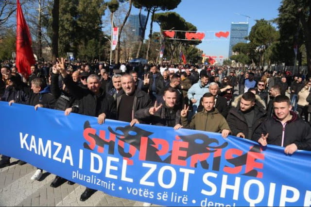Αλβανία: Διαμαρτυρία της αντιπολίτευσης κατά του Έντι Ράμα – κατηγορείται για διαφθορά