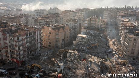 Deutsche Welle: Πώς επέδρασε στην τουρκική κοινωνία η ελληνική βοήθεια στους σεισμούς;