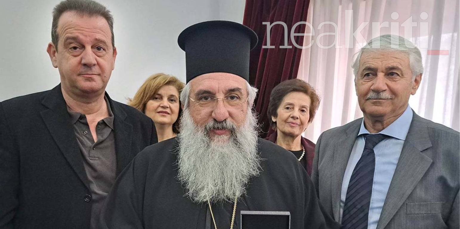 Οι Μικρασιάτες του Ηρακλείου τίμησαν τον Αρχιεπίσκοπο Κρήτης με ένα σταυρό που παραπέμπει στην Κωνσταντινούπολη