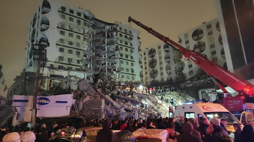 Δεκάδες νεκροί από τον καταστροφικό σεισμό των 7,7 Ρίχτερ στην Τουρκία