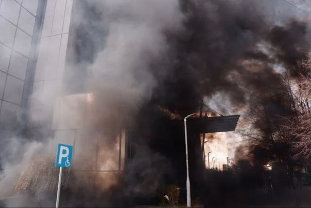 Χάος στην Πρίστινα: Καπνογόνα, κάηκαν σημαίες, ζητούν την παραίτηση του Κούρτι