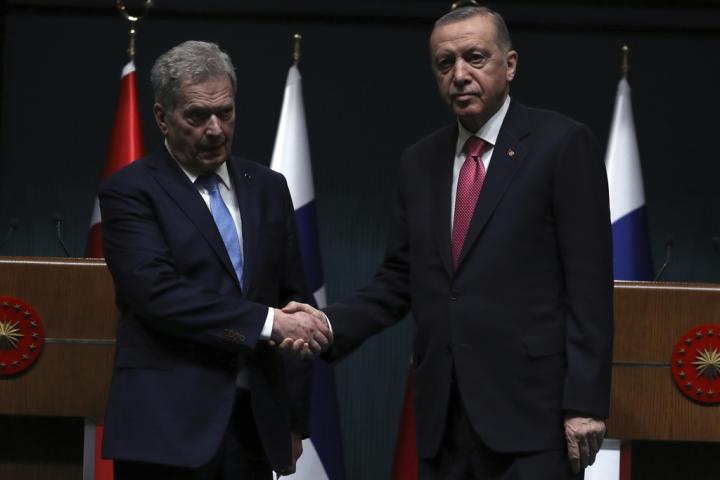 Ο Ερντογάν “κλείνει” μέτωπα με ΝΑΤΟ και με τις ΗΠΑ