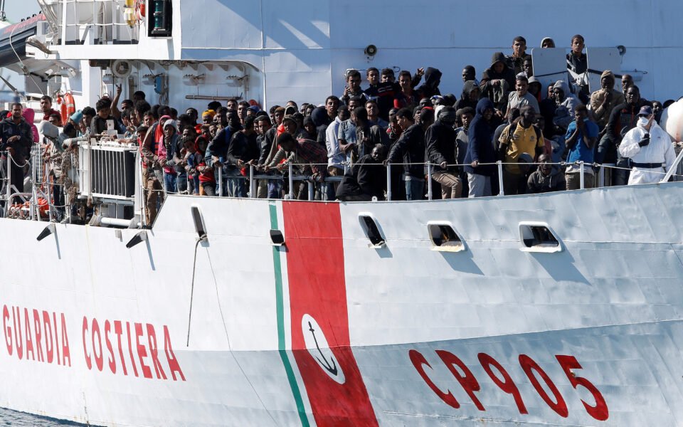 Ιταλία: Τουλάχιστον 1.000 μετανάστες στα παράλια της χώρας μόνο το Σάββατο
