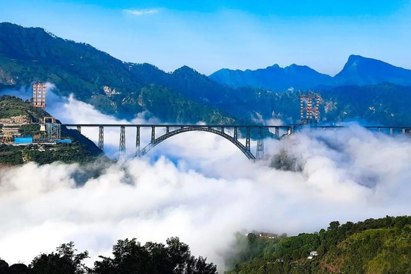 Κόβει την ανάσα! Η υψηλότερη σιδηροδρομική γέφυρα στον κόσμο