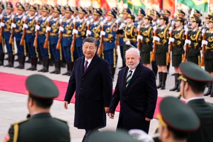 Λούλα από την Κίνα: ΗΠΑ και Ε.Ε. να σταματήσουν να ενθαρρύνουν τον πόλεμο στην Ουκρανία