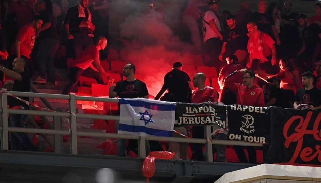 Σοβαρά επεισόδια στο ΑΕΚ-Χάποελ – Έφυγε κόσμος από το γήπεδο – Όλα ξεκίνησαν από ένα πανό που έλεγε ότι πρωτεύουσα της Παλαιστίνης είναι η Ιερουσαλήμ