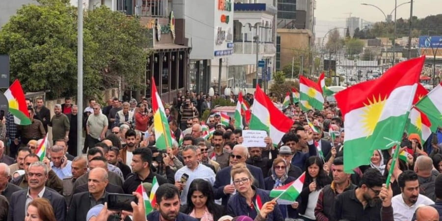 Οι Κούρδοι διαδήλωσαν στην Σουλεϊμανίγια για τους βομβαρδισμούς της Τουρκίας (βίντεο)