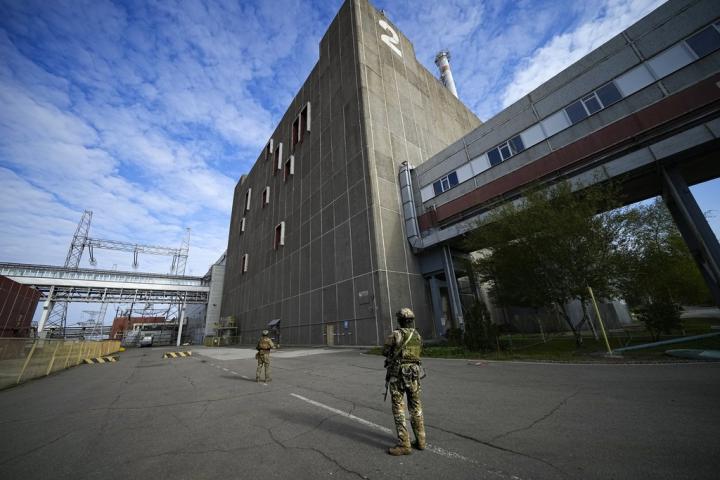 Ζαπορίζια: «Οχυρώνονται» οι ρωσικές δυνάμεις στον πυρηνικό σταθμό