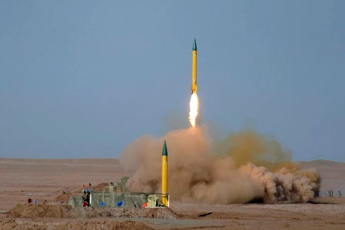 Ιράν: «Αποκαλυπτήρια» νέου βαλλιστικού πυραύλου με βεληνεκές 2.000 χλμ.