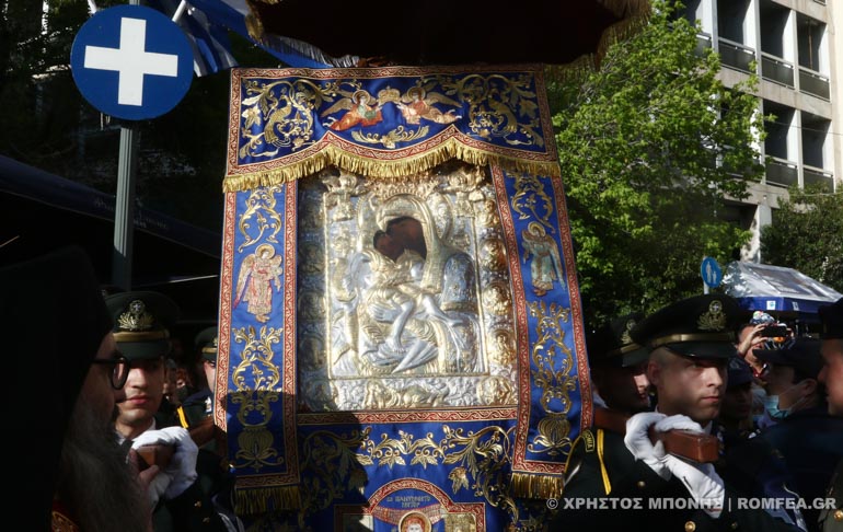 Πλήθος κόσμου στη Μητρόπολη Αθηνών για να προσκυνήσει την εικόνα της Παναγίας “Άξιον Εστίν”