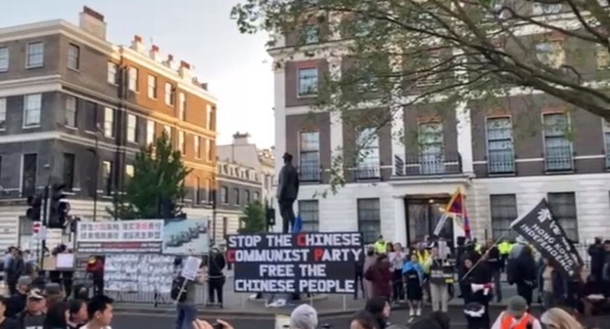 Διαδηλώσεις έξω από την κινεζική πρεσβεία στο Λονδίνο με αφορμή την επέτειο μνήμης για τη σφαγή στην Πλατεία Τιενανμέν