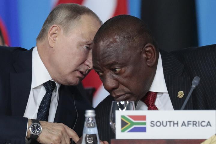 Ρωσία: Στην Αγία Πετρούπολη ο πρόεδρος της Νότιας Αφρικής για συνάντηση με τον Πούτιν