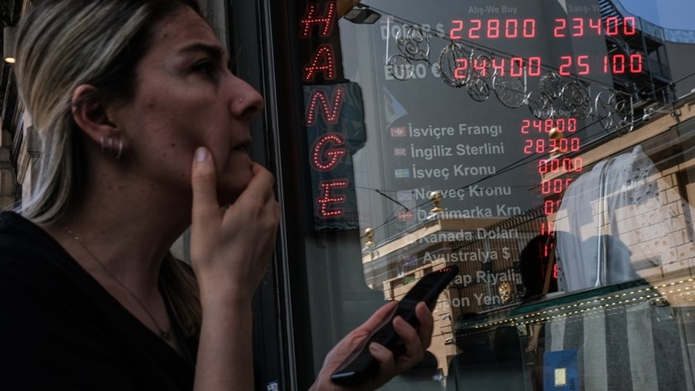 Τουρκία: Η Κεντρική Τράπεζα αύξησε στο 15% τα επιτόκια – “Βουτιά” για τη λίρα