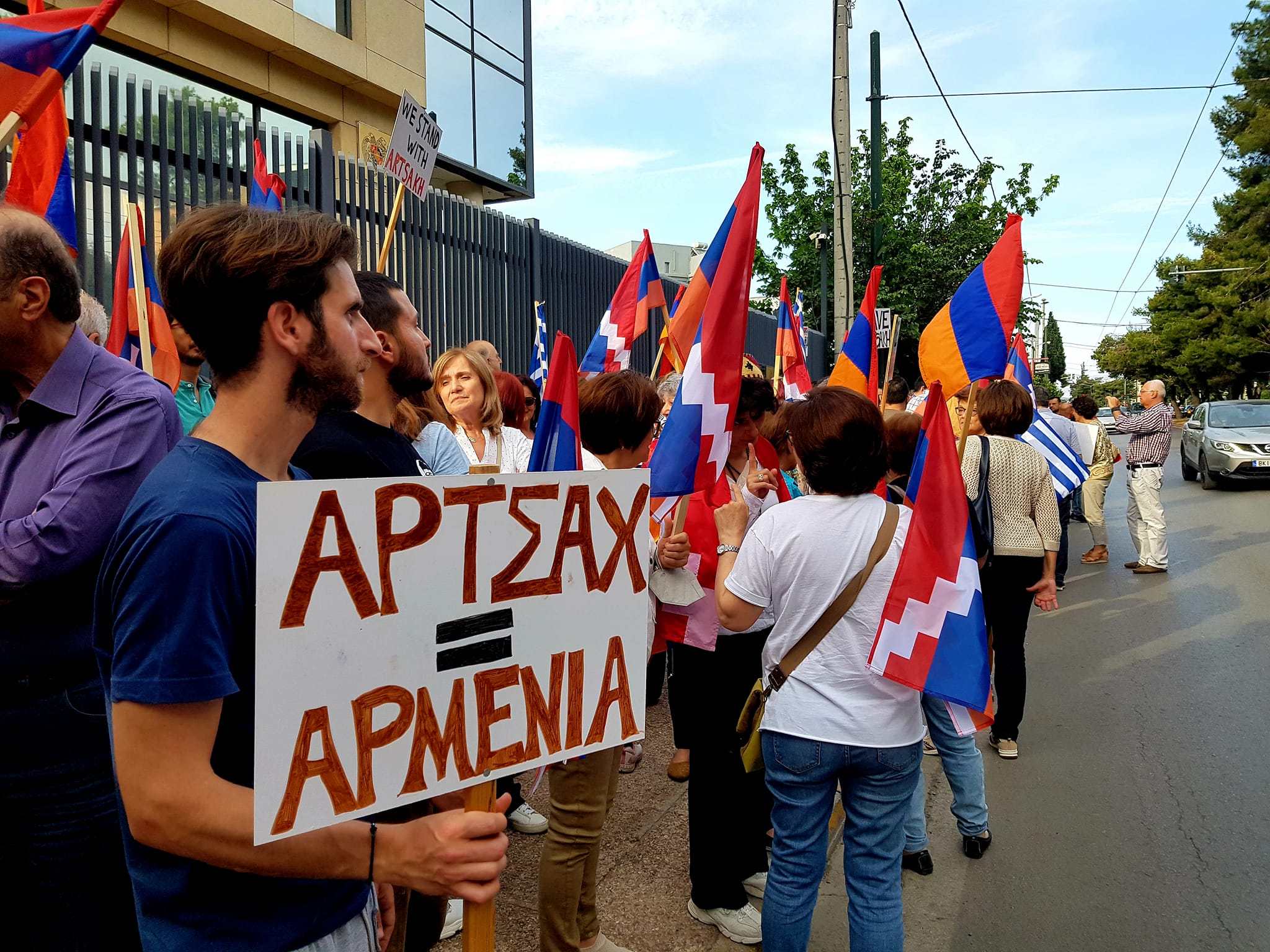 Μήνυμα των Αρμενίων έξω από την πρεσβεία τους στο Χαλάνδι για τους “Ελεύθερους Πολιορκημένους” του Αρτσάχ! Η διεθνής κοινότητα πρέπει να αφυπνιστεί