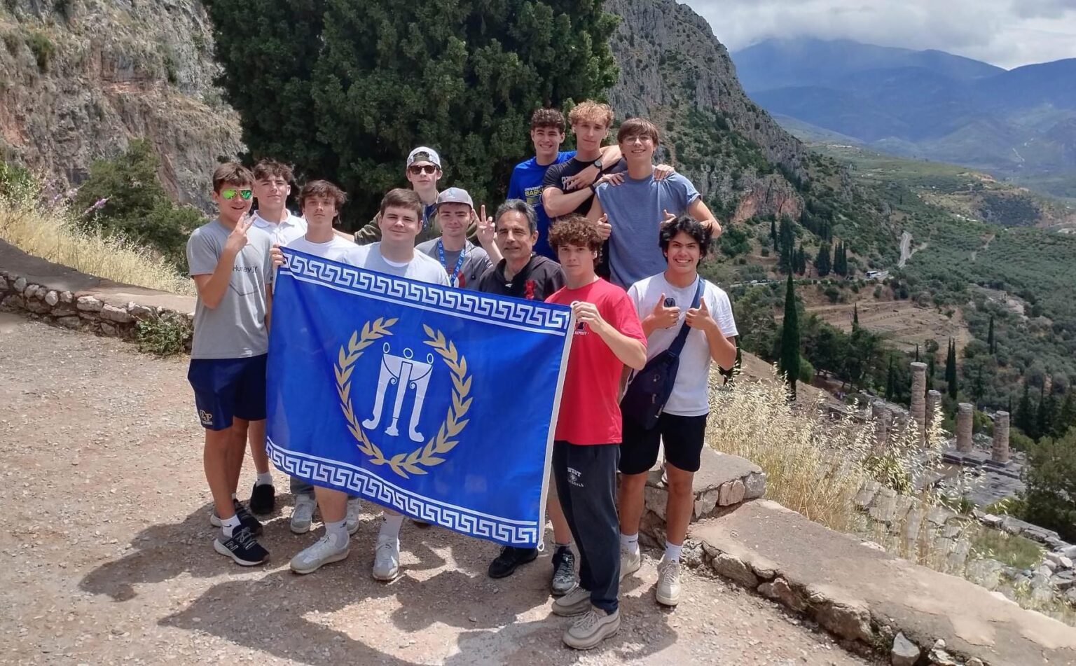 Σικελοί Μαθητές κρατούν την σημαία της Μεγάλης Ελλάδας στους Δελφούς