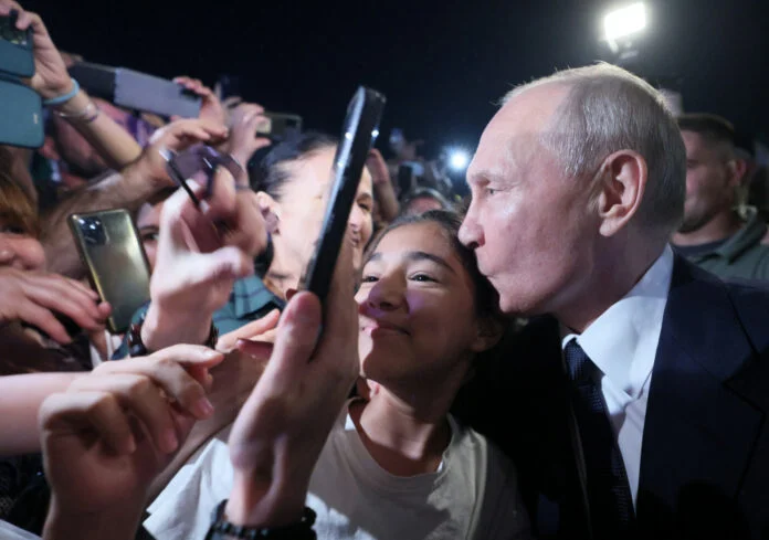 Ο Πούτιν κατέβηκε στο λαό και έβγαλε selfies