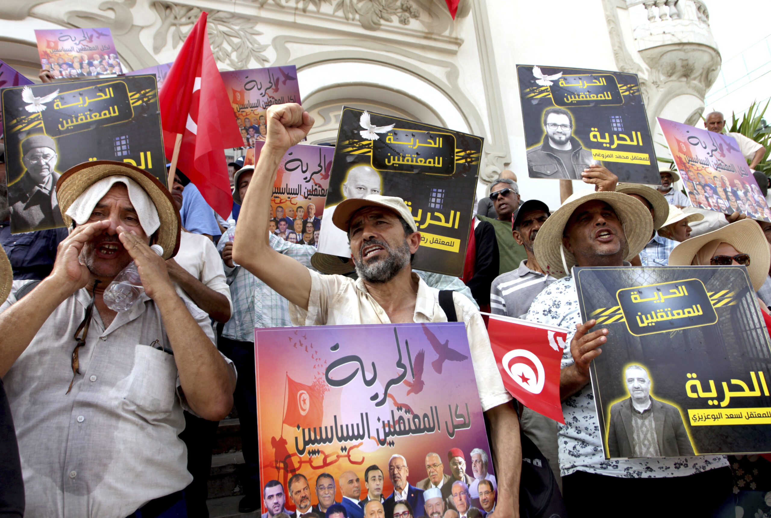 Τυνησία: Διαδηλώσεις κατά του προέδρου Σάγιεντ στην Τύνιδα – Επανέρχεται στο προσκήνιο η Μουσουλμανική Αδεφότητα;