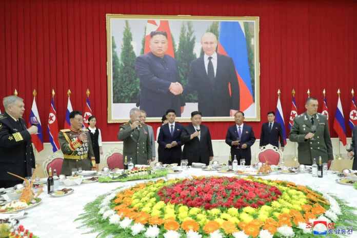 Κιμ Γιονγκ Ουν: Τοποθέτησε σε τοίχους τεράστια πορτρέτα του Πούτιν