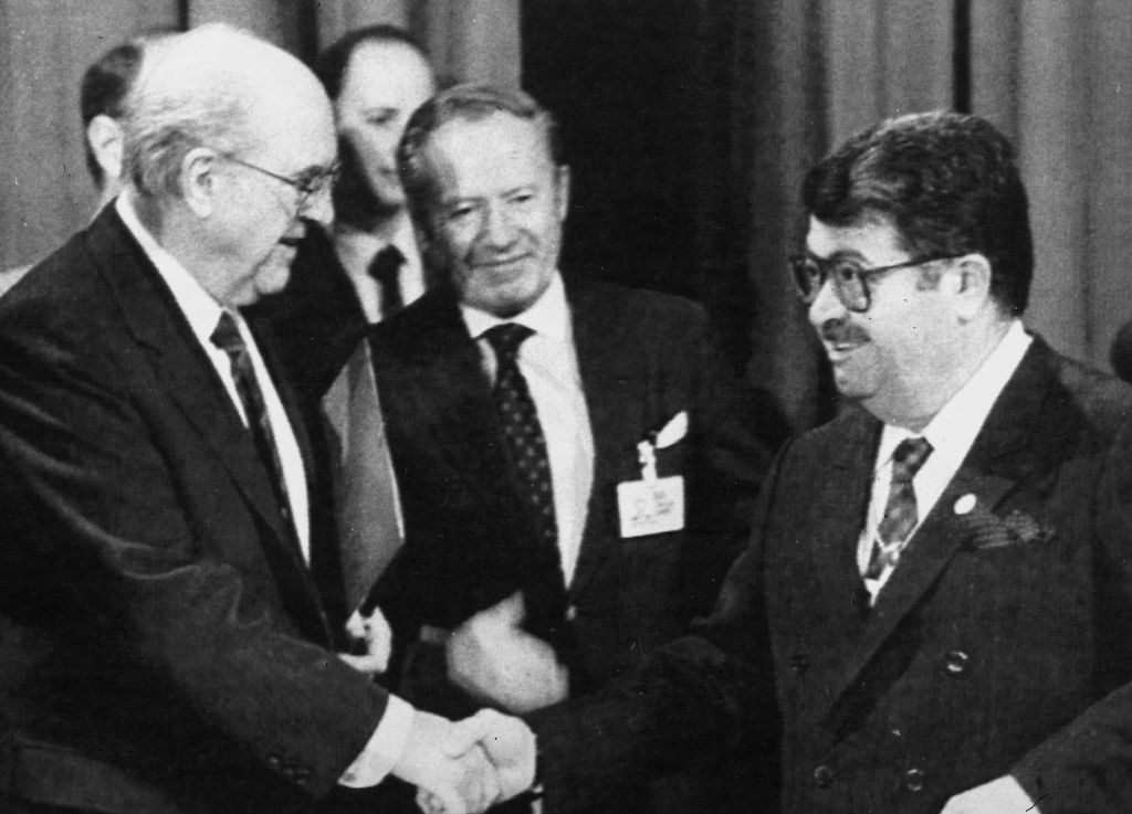 Νταβός 1988: Παπανδρέου και Οζάλ συμφωνούν σε «μη πόλεμο» και ακολουθεί το Mea culpa του Ανδρέα