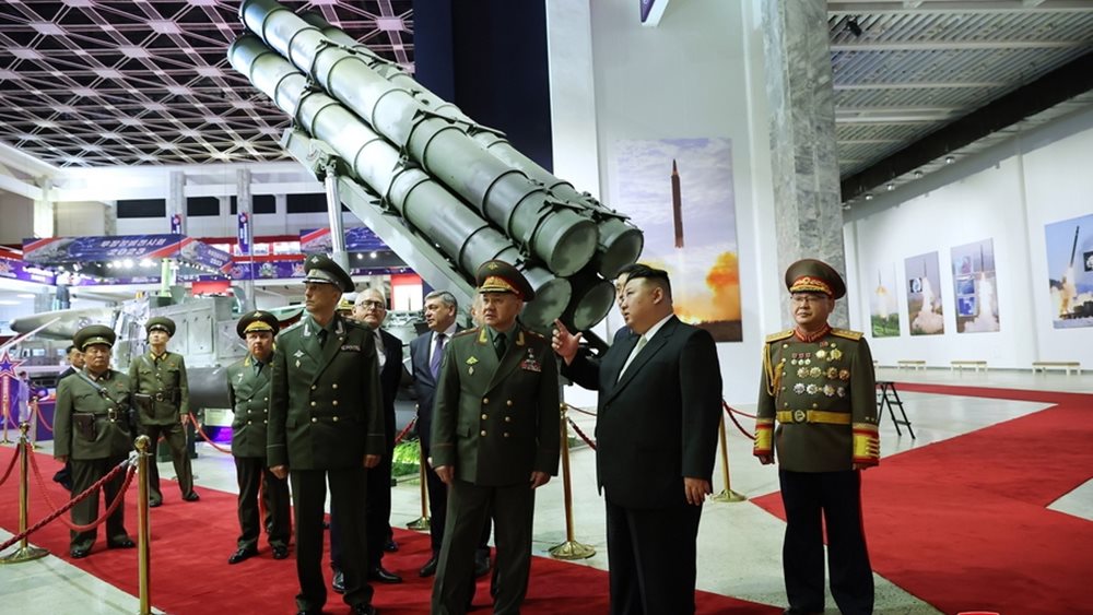 Βόρεια Κορέα: Ο Κιμ Γιονγκ Ουν επιδεικνύει πυραύλους και UAVs της χώρας του στον Σεργκέι Σοϊγκού