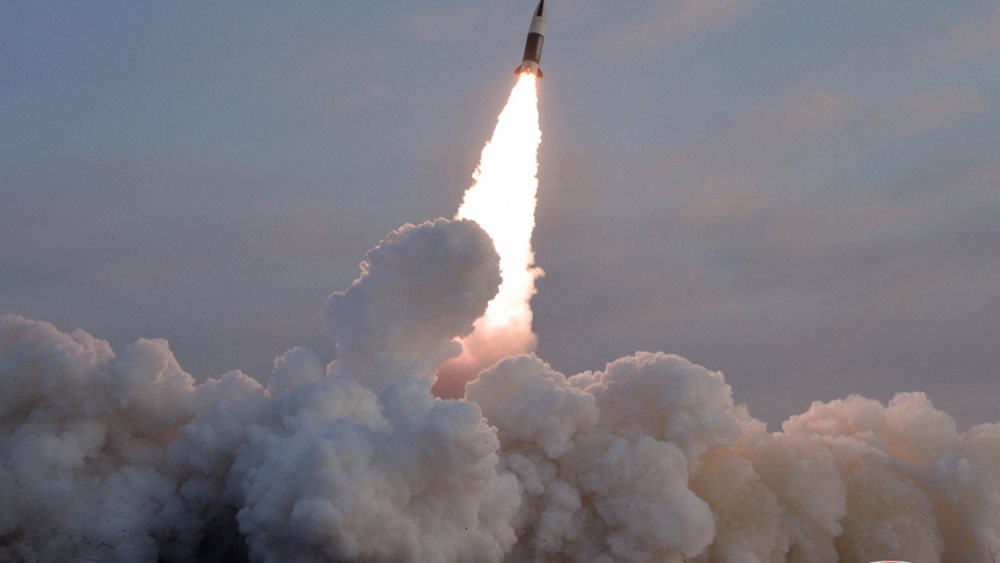 Ρωσία: Ερευνά αν ο βαλλιστικός πύραυλος που εκτόξευσε σε δοκιμή η Β. Κορέα έπεσε στα ρωσικά ύδατα