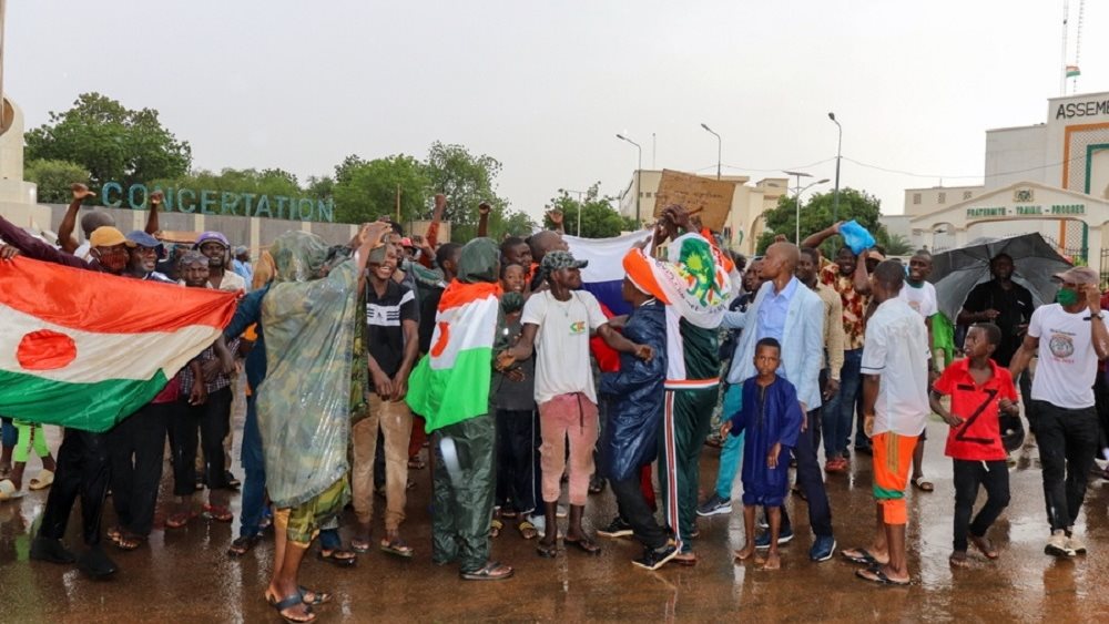 Πραξικόπημα στον Νίγηρα: Ο Μακρόν απειλεί με παρέμβαση