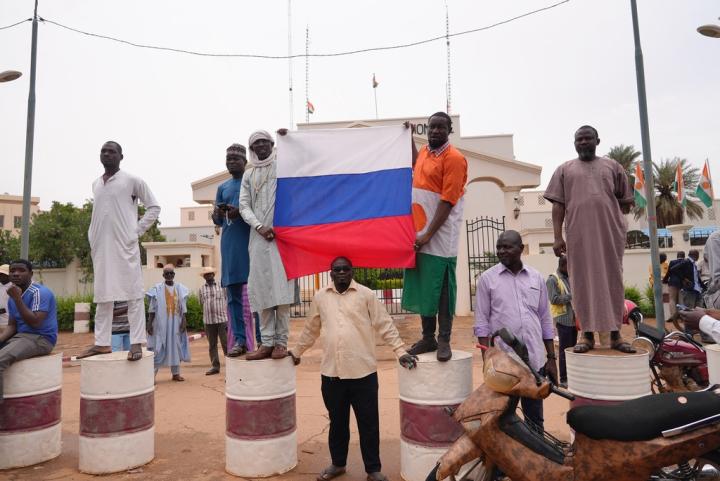 Χούντα στο Νίγηρα: «Αποσταθεροποίηση αλά ρωσοαφρικανικά» βλέπει το Παρίσι