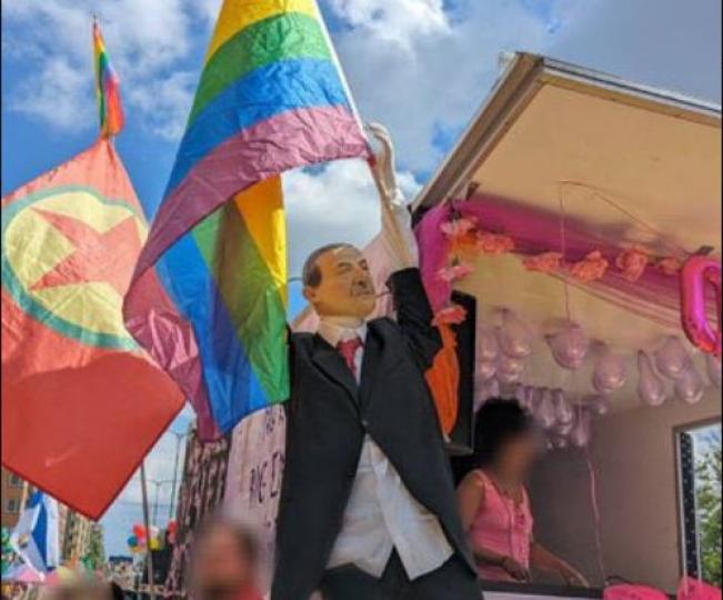 Στα “κάγκελα” το τουρκικό ΥΠΕΞ με τη Σουηδία: Κούρδοι έβαλαν σε διαδήλωση ομοίωμα του Ερντογάν να κρατά σημαία των ΛΟΑΤΚΙ