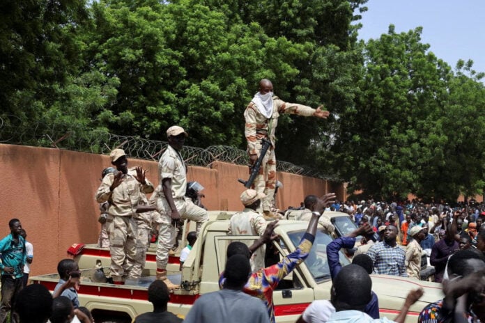 Μπουρκινα Φάσο-Μαλί: «Θα ήταν καταστροφική μια στρατιωτική επέμβαση της ECOWAS στο Νίγηρα»