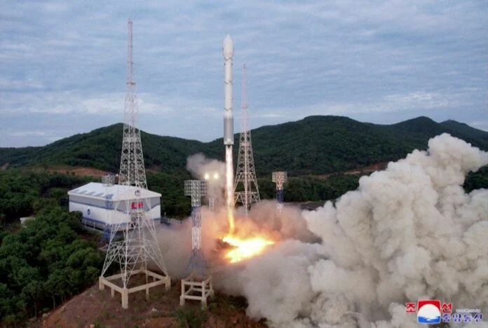 Βόρειος Κορέα: Εκτοξεύθηκε ο στρατιωτικός δορυφόρος