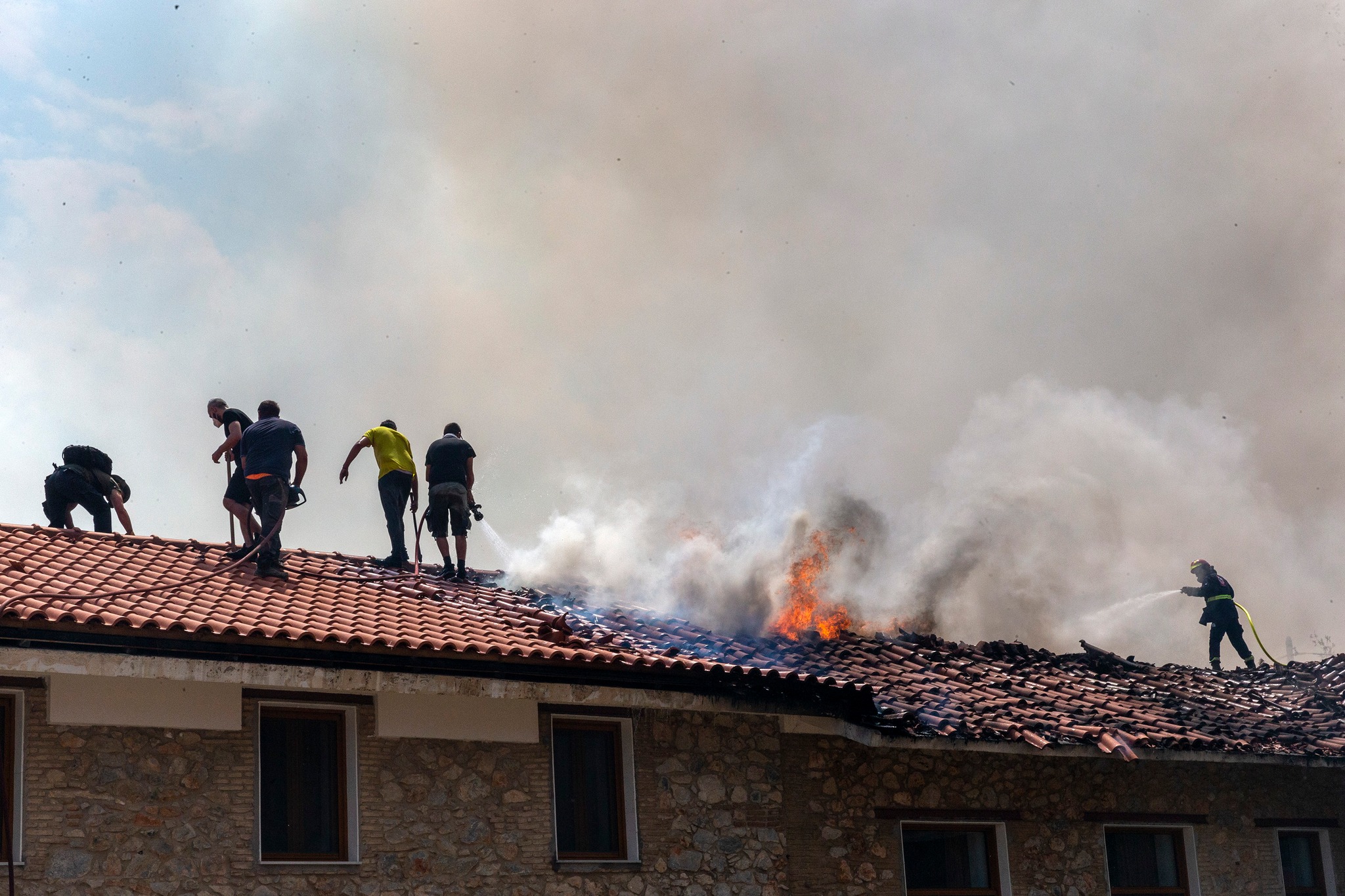 Αποκάλυψη από φωτορεπόρτερ! Οργανωμένοι οπαδοί της ΑΕΚ έσωσαν μοναστήρι από τις φλόγες στο Μενίδι