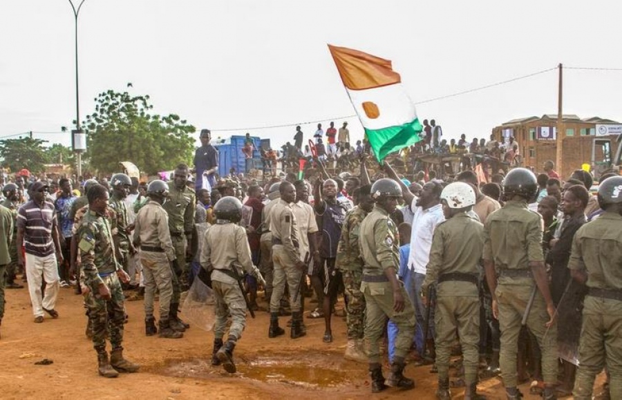 Επικίνδυνα διχασμένη η Δυτική Αφρική για την εισβολή στον Νίγηρα