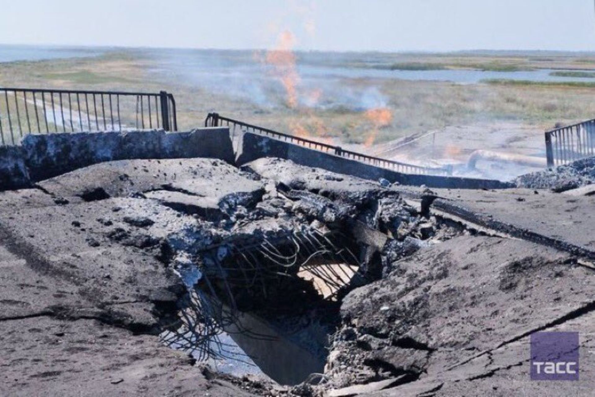 Αντίποινα επί αντιποίνων: Ουκρανικό πλήγμα σε γέφυρα που συνδέει Κριμαία με Περιφέρεια Χερσώνας