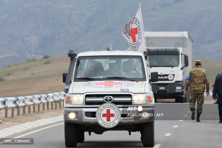 Interfax: Ασθενοφόρα με τραυματίες από το Ναγκόρνο-Καραμπάχ κατευθύνονται από τον θύλακα προς την Αρμενία
