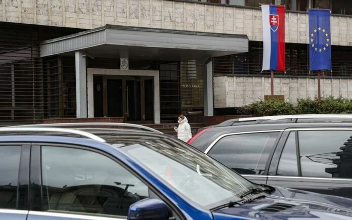 Σλοβακία: Απέλασε Ρώσο διπλωμάτη “δι’ ανάρμοστον συμπεριφοράν”