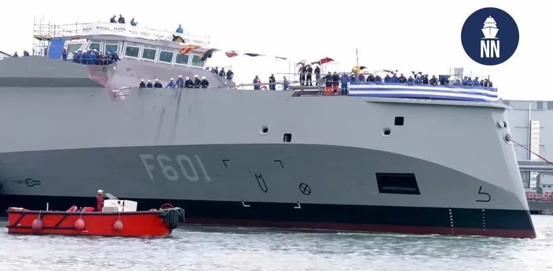 Επιστρέφει στο πολεμικό ναυτικό η αντίστροφη πλώρη μετά από 71 χρόνια! Η φρεγάτα ΚΙΜΩΝ έπεσε στο νερό