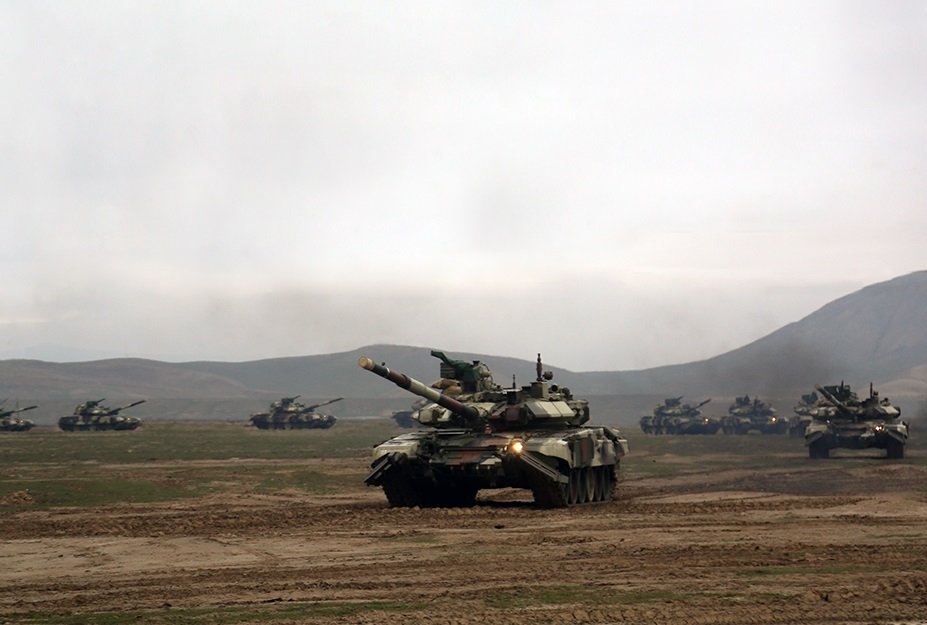Το Αζερμπαϊτζάν συγκεντρώνει στρατεύματα κατά μήκος της γραμμής επαφής με το Ναγκόρνο-Καραμπάχ και τα σύνορα με την Αρμενία