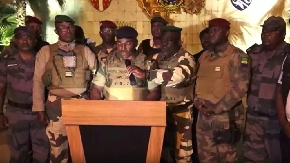 Γκαμπόν: Οι πραξικοπηματίες αναστέλλουν την στρατιωτική συνεργασία με τη Γαλλία