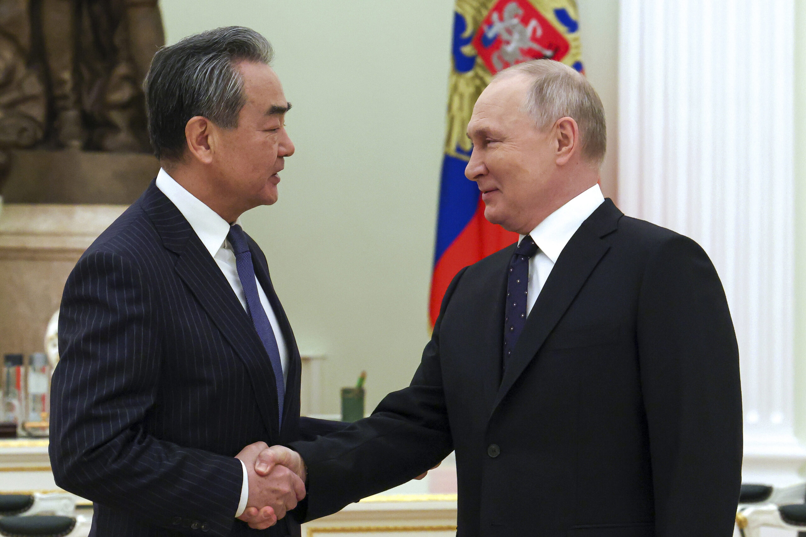 Η επίσκεψη του Κινέζου ΥΠΕΞ στη Ρωσία και το πιθανό ταξίδι-ορόσημο του Πούτιν στην Κίνα