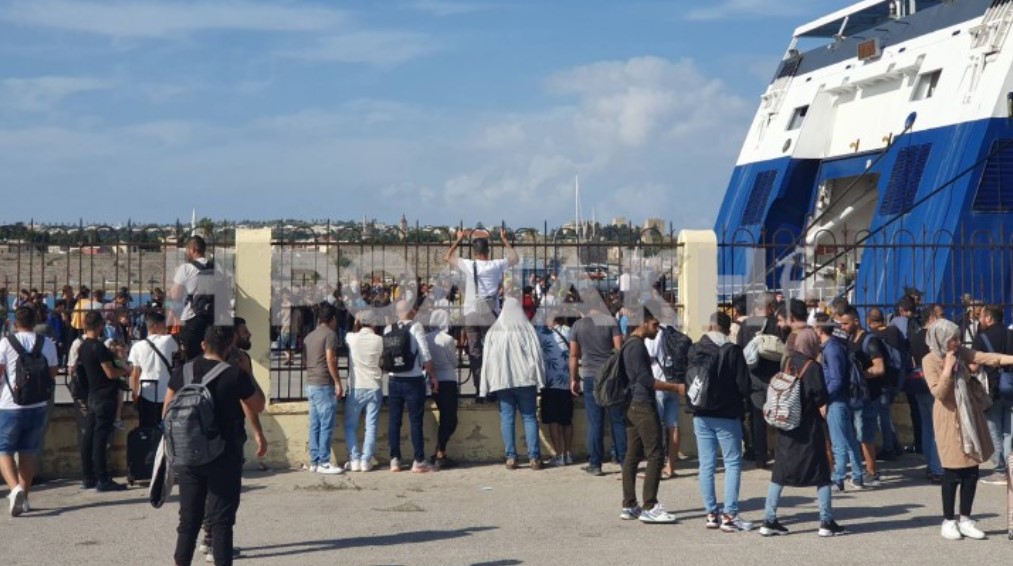 Αναστάτωση στο λιμάνι – 400 περίπου μετανάστες εμποδίζουν τον απόπλου του BLUE STAR CHIOS